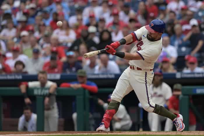 Phillies honor '93 team, end losing streak