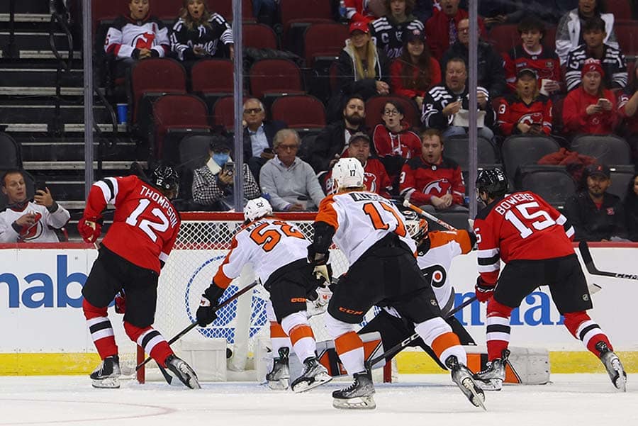 Devils Continue Home Mastery of Flyers - The New York Times